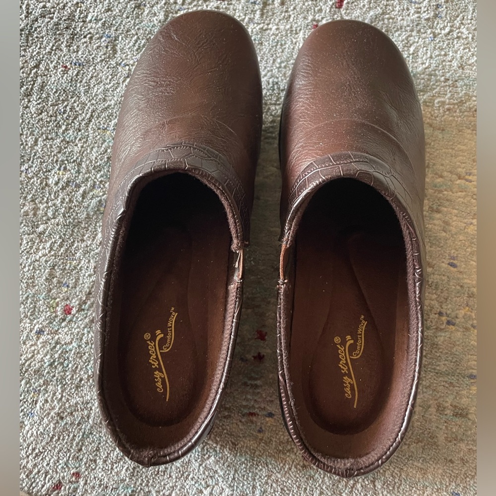 Easy Street Comfort Waves clogs 6.5 W.